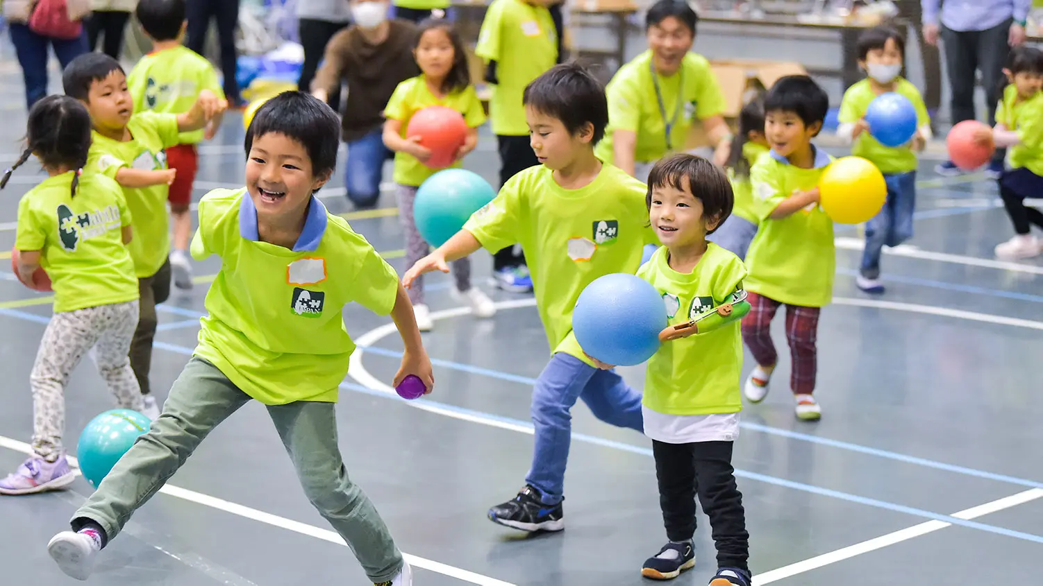 ボール遊びをする子供達