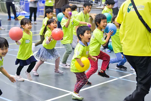 ボール遊びする子供達(s)